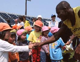 Ecuador players meet local nursery children